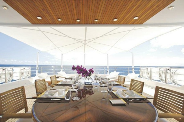 vonkajšia jedáleň luxusná jachta vonkajšia jedáleň luxusná jachta