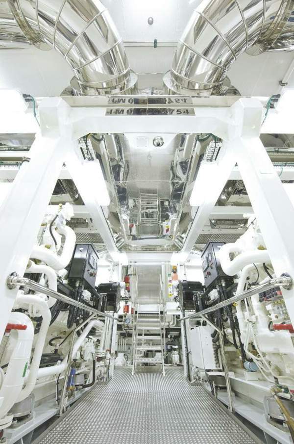 motorový priestor luxusné vybavenie jachta viva la vie motorový priestor-luxusné-vybavenie-jachta-viva-la-vie