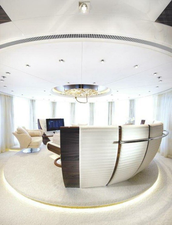 biela farebná schéma koženého nábytku na luxusnej jachte biela-farebná schéma-kožený-nábytok-luxusná jachta