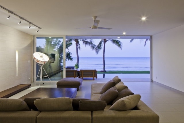 obývačka-rohová sedačka-sklenené-posuvné-dvere-výhľad-more