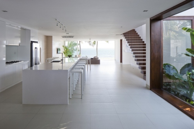 kuchyňa-ostrov-biela-bezúchytka-lak-priestorná