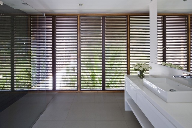 drevené žalúzie-kúpeľňa-sklenená-priečka-sprcha