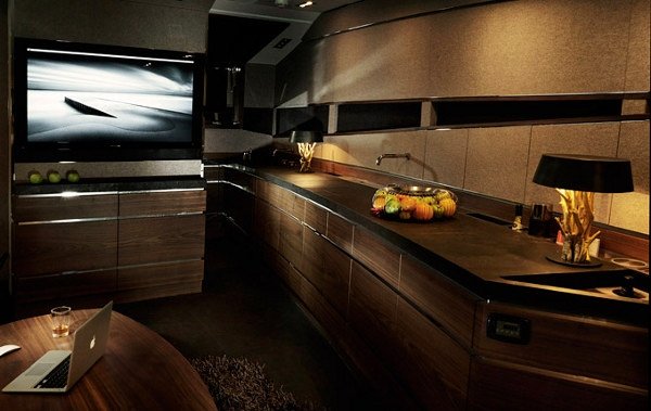 luxusná interiér jachty hedonista kuchynské drevené skrinky