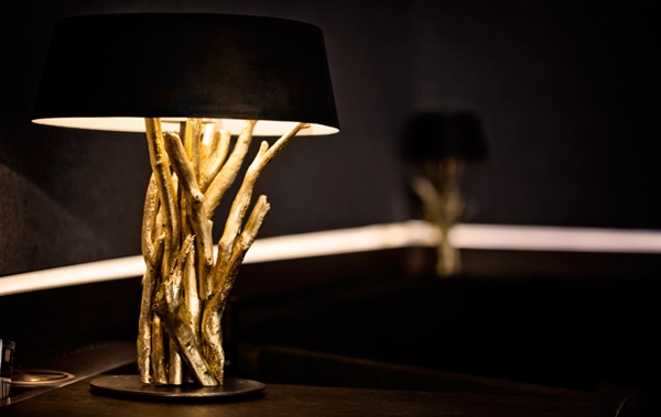 luxusné jachtové vybavenie stolové lampy zlaté kúsky dreva