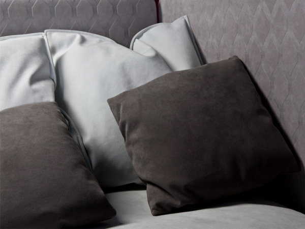 Poťah na vankúš z materiálu Alcantara sa ľahko udržiava