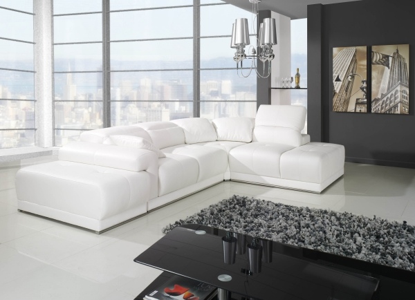 Obývacia izba z bielej pohovky z látky Alcantara