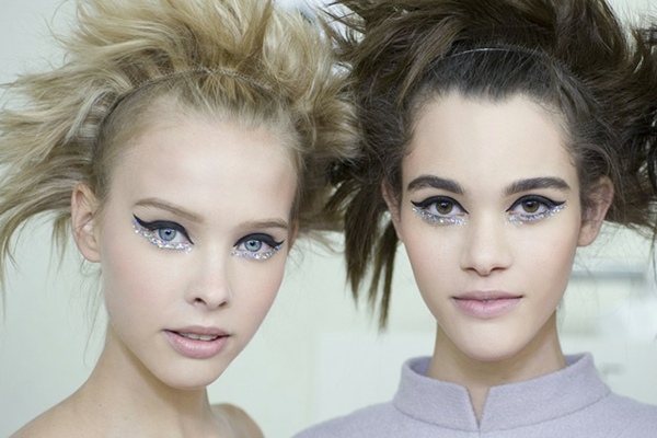 zvýraznite tipy na make -up trblietavé očné linky čierne