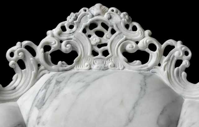 Klasický nábytok s koženým čalúnením v mramorovom vzhľade