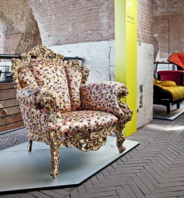 Nábytkové drevorezbové čalúnené kreslo inšpirované pixelom