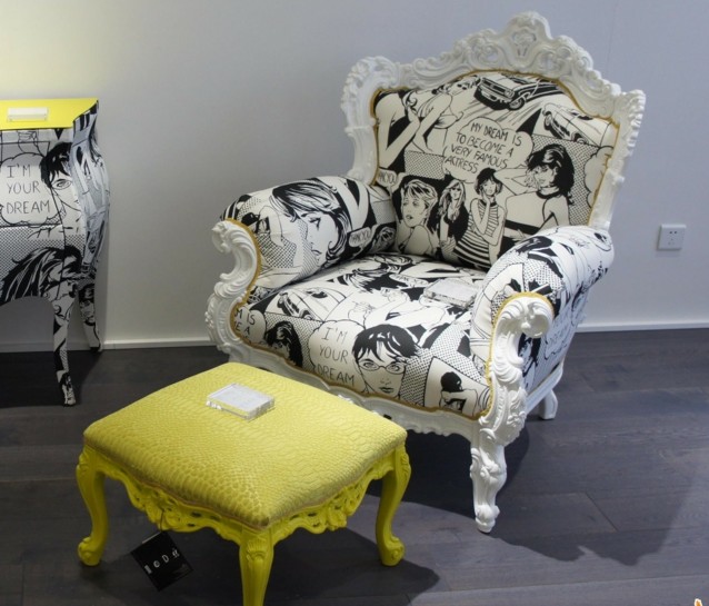 Kreslo Komikhelde, eklektické čalúnenie od Alessandra Mendiniho