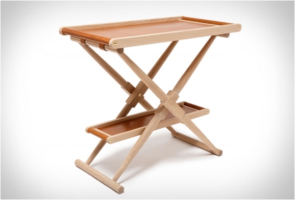 Stôl je zostavený s pomocným krokom ghurka-stôl-pomocný-povrch-zbierka-obrázok