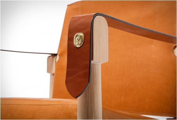 Konštrukcia je pripevnená kovovým gombíkom ghurka-kovový-gombík-zbierka-kožený-spoj