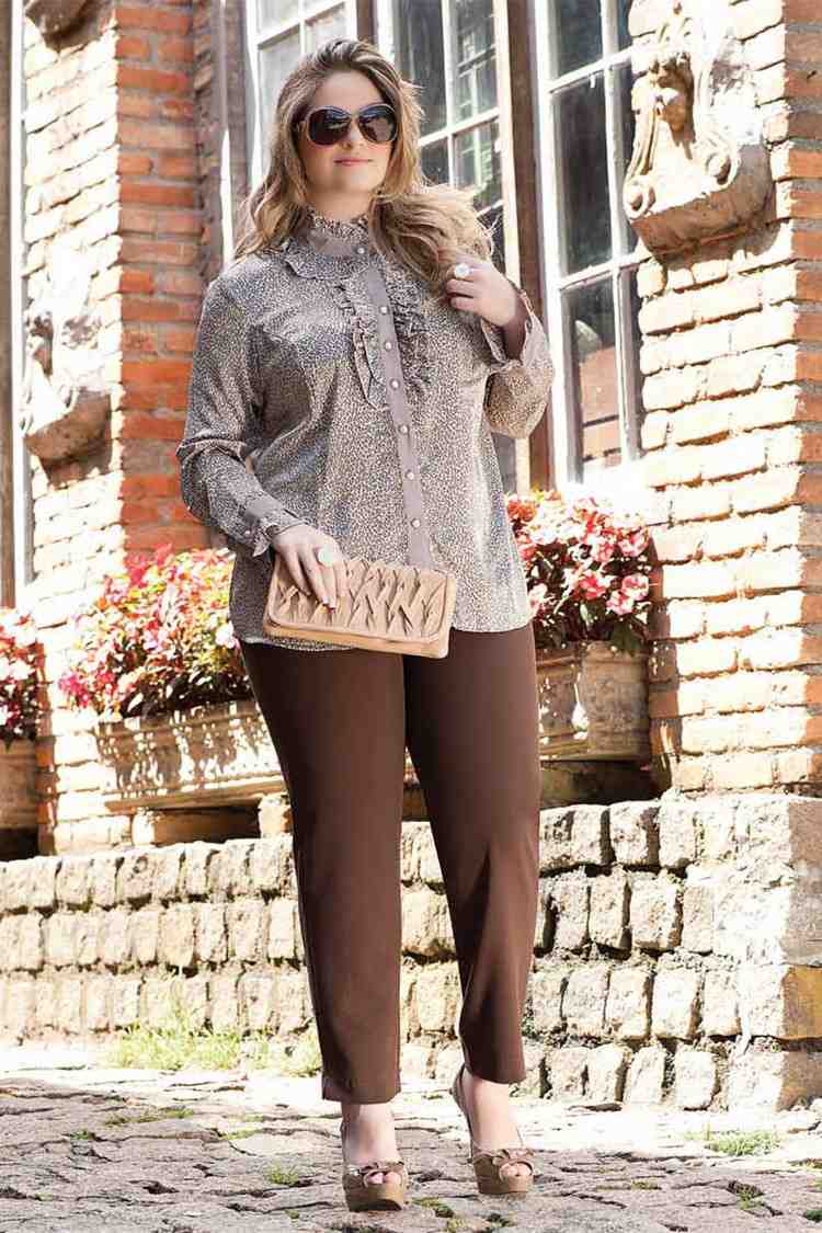 hnedé nohavice a bodkovaná košeľa móda-bacuľaté-trendy-hnedé nohavice-košeľa-rueschen-spojka