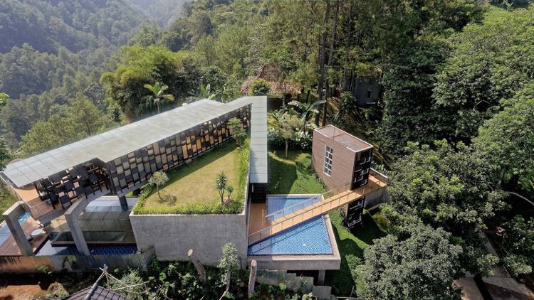 most modernej architektúry cez bazén a zelenú strechu