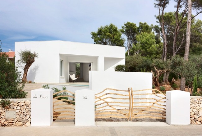 moderná architektúra dom ferran visozo biela fasáda drevená brána