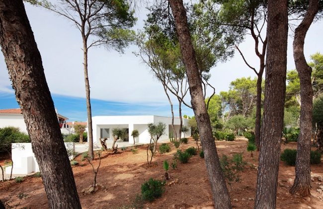 moderný dom baleárska lesná krajina biela fasáda