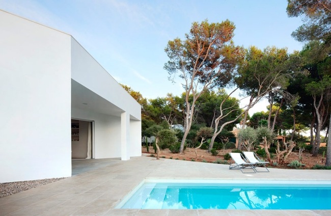 moderný dom s bazénovou bielou fasádou Baleárskych ostrovov