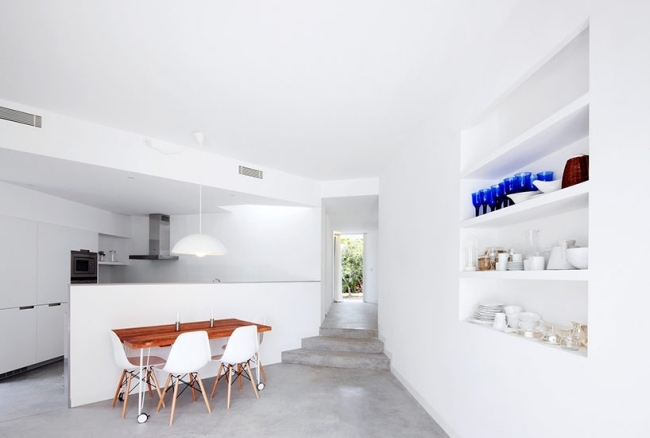 moderný dom biely interiér otvorený zvnútra