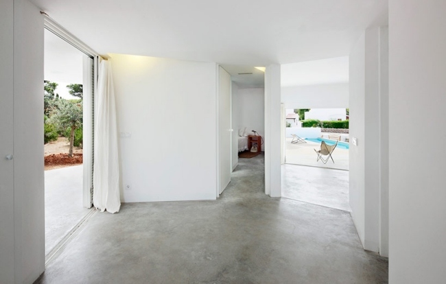 moderná architektúra domu Baleárske ostrovy posuvné dvere vo vonkajšej časti