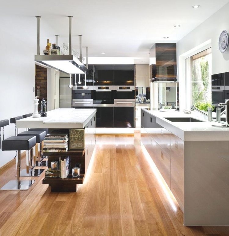 moderne-vstavaná-kuchyňa-tipy-funkčný-dizajn-osvetlenie-biela-moderná-vysoký lesk