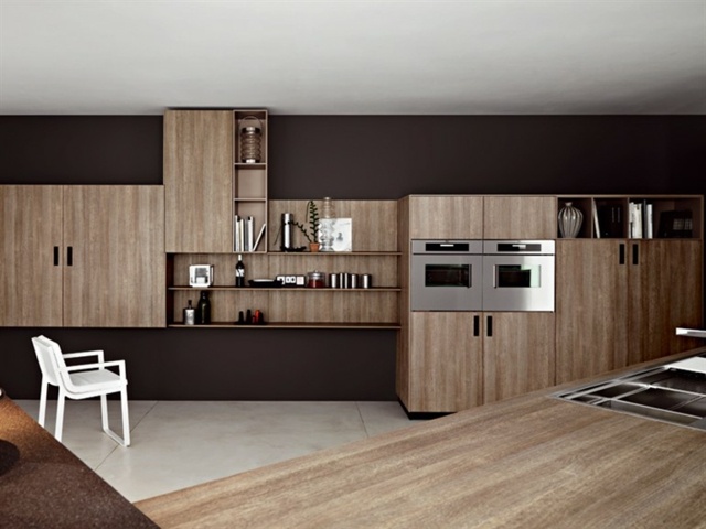 Dvere skrinky vstavané spotrebiče nástenný policový systém teplá tmavohnedá stena