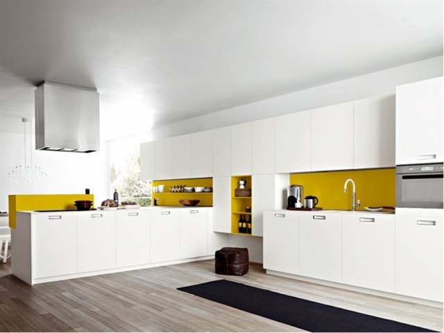 Nástenný kuchynský ostrovček z nehrdzavejúcej ocele zvláda dlaždice vzhľad dreva