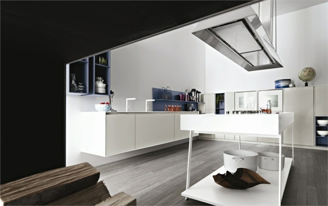 dole priestranné nástenné skrinky vo vysokom lesku, hore police tmavomodré