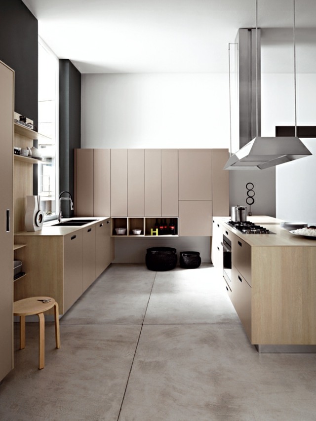 Vpredu je odsávač pár z betónu z nehrdzavejúcej ocele