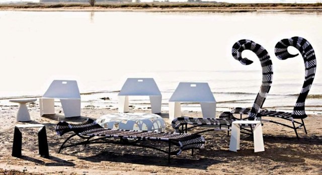 Ležadlo s dizajnovým nábytkom a letným slnkom na pláži Nábytok letné slnko na plážovom bazéne Moroso