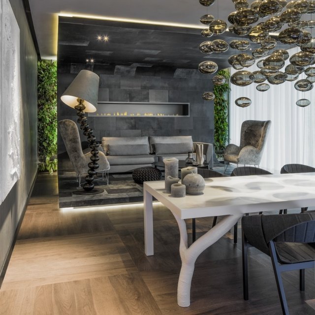 Zasadacia miestnosť-s-na mieru vyrobenou-tabuľkou-objekt-závesné-svetlá-metalíza-lesk