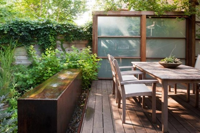 moderný dizajn záhradnej terasy na nádvorí a vodná clona