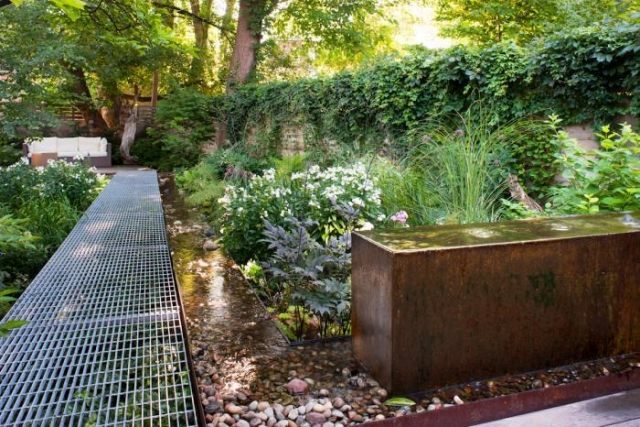 moderný dizajn dvorku záhradné prvky most riečny štrk