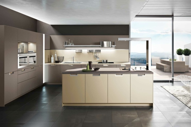 Farebné odtiene kuchynských vstavaných spotrebičov, nerezová zadná stena