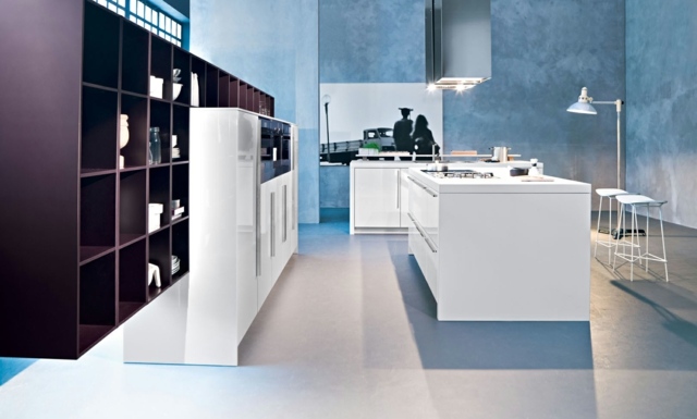 Kuchynský ostrovček vstavané spotrebiče sporák minimalistický