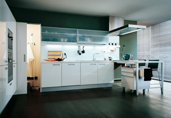 moderná biela vybavená kuchyňa