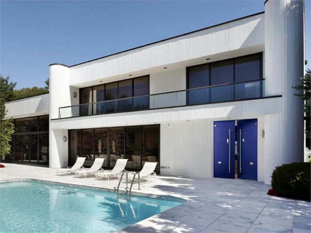 Vstupné dvere do domu modrá farba dvojkrídlová terasa rodinného domu Farebný dvojkrídlový rodinný dom s terasou a skleneným zábradlím