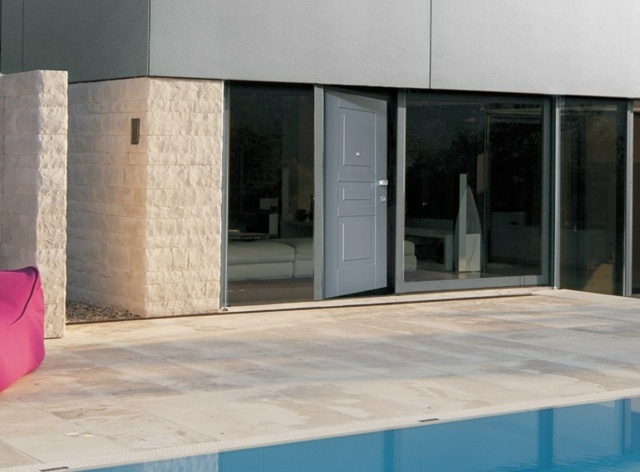 Bočné vchodové dvere z masívu, záhradný bazén, kamenný múr, betón záhradný dom s bazénom z masívu