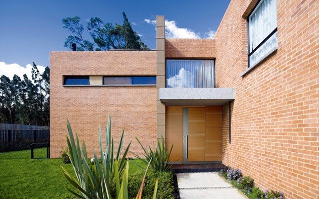 moderné nápady na dizajn predných dverí z tehlovej steny z masívneho dreva Nápady masívna tehlová stena fasáda domu