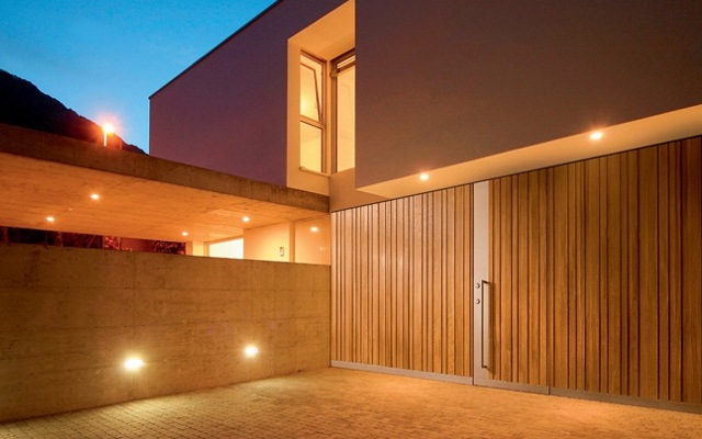 Dom bočný vchod bočné vchodové dvere garáž vstavaná Drevené garážové vchodové dvere postavené v super originálnom nápade