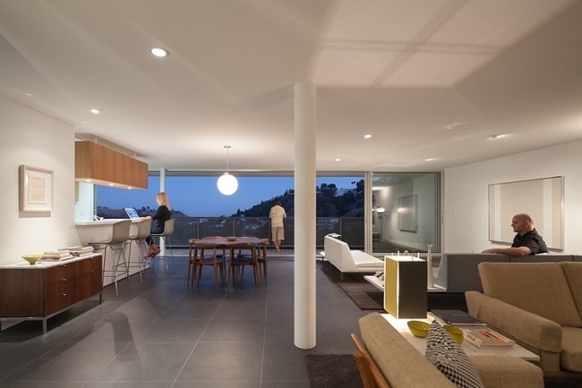 Moderná rezidencia postavená na svahu. Stropný dizajn. Zapustené osvetlenie. Otvorená predná sklenená vložka