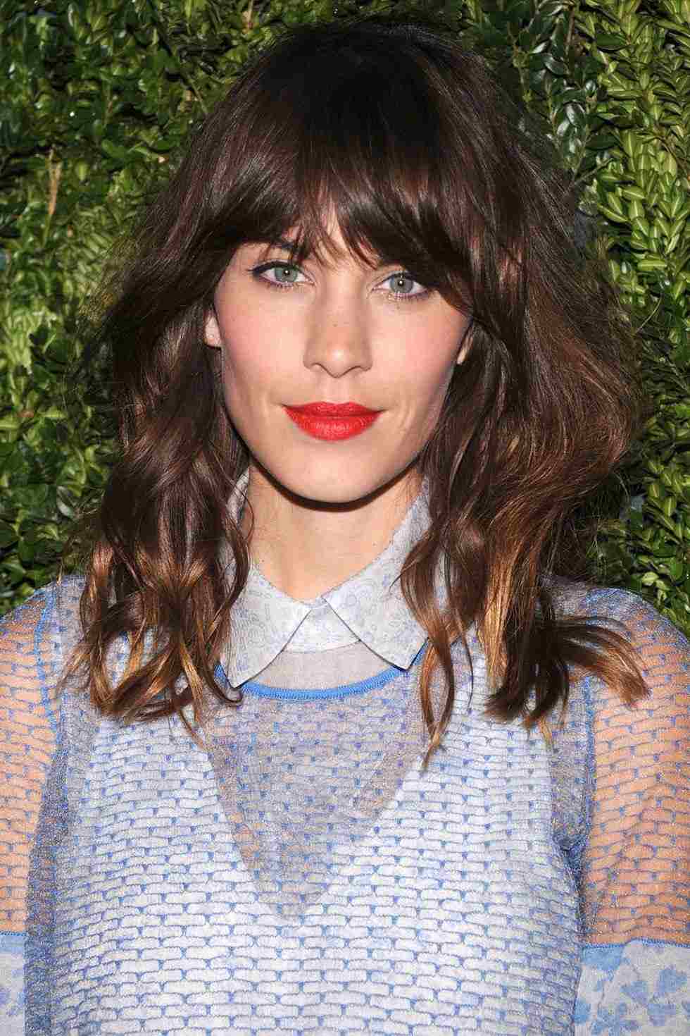 Alexa Chung Shag účes predĺžená tvár hnedé vlasy zlaté pramene