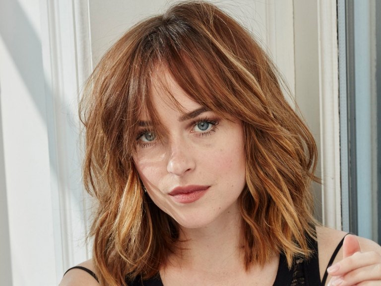 moderný strapatý účes karamel s blond prameňmi Dakota Johnson