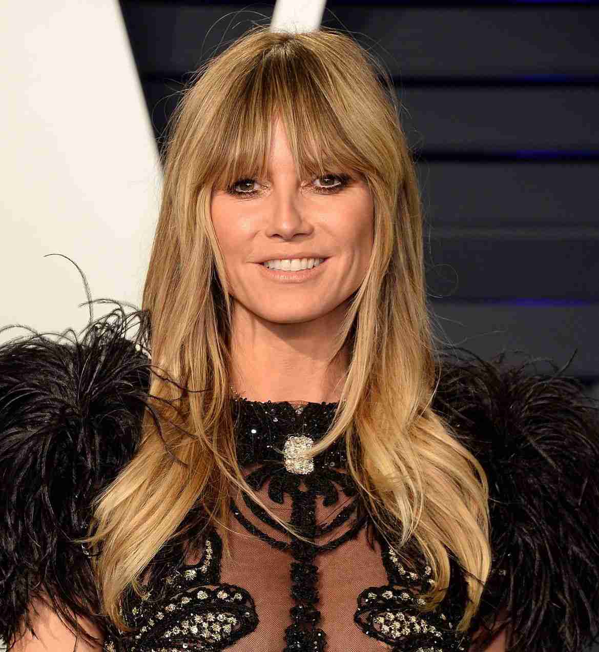 Heidi Klum dlhé vlasy s vrstveným strihom s dlhou ofinou
