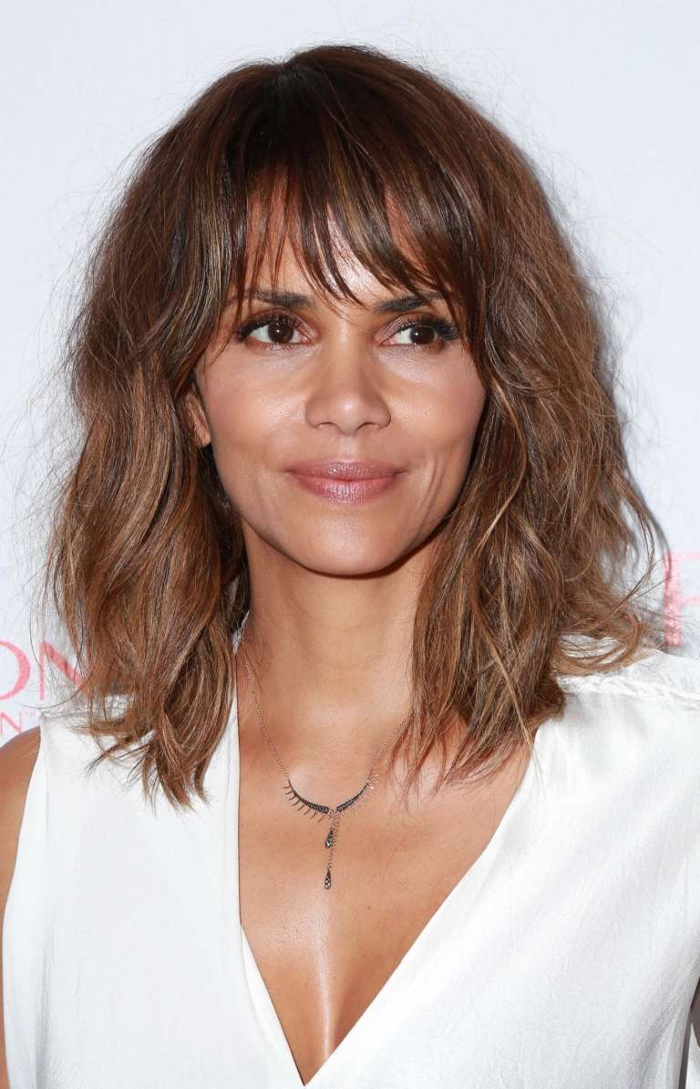 Halle Berry vlasy po plecia čokoládovo hnedé a karamelové
