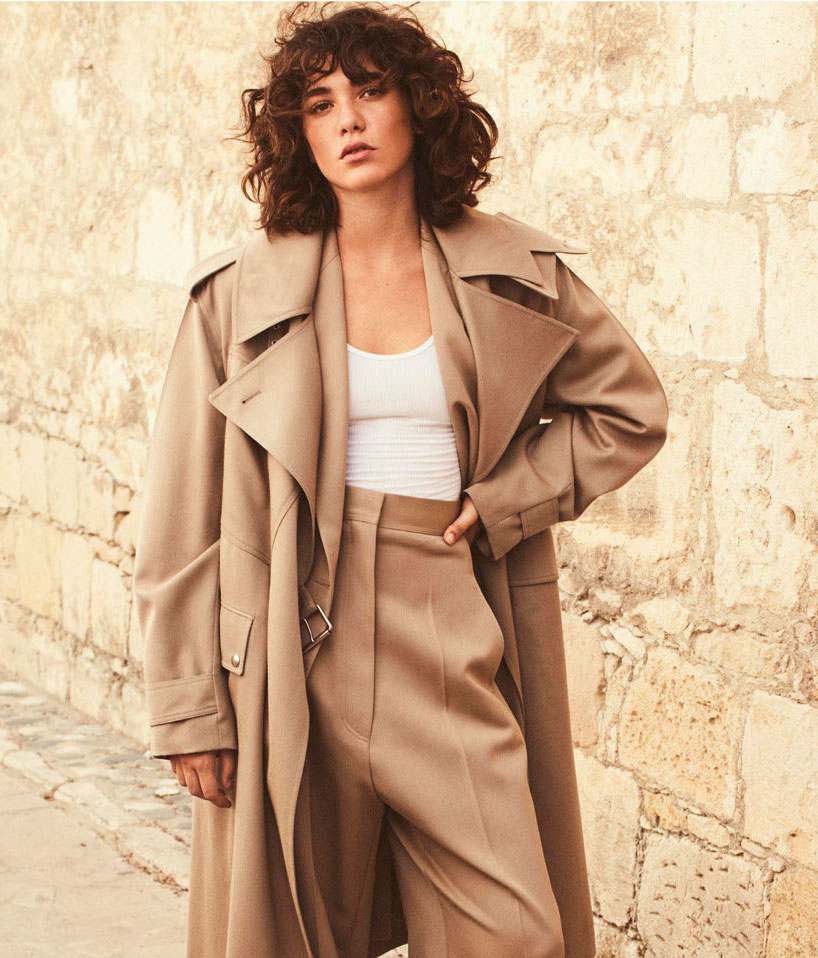 Model Steffy Argelich vlnité stredne dlhé vlasy s ofinou