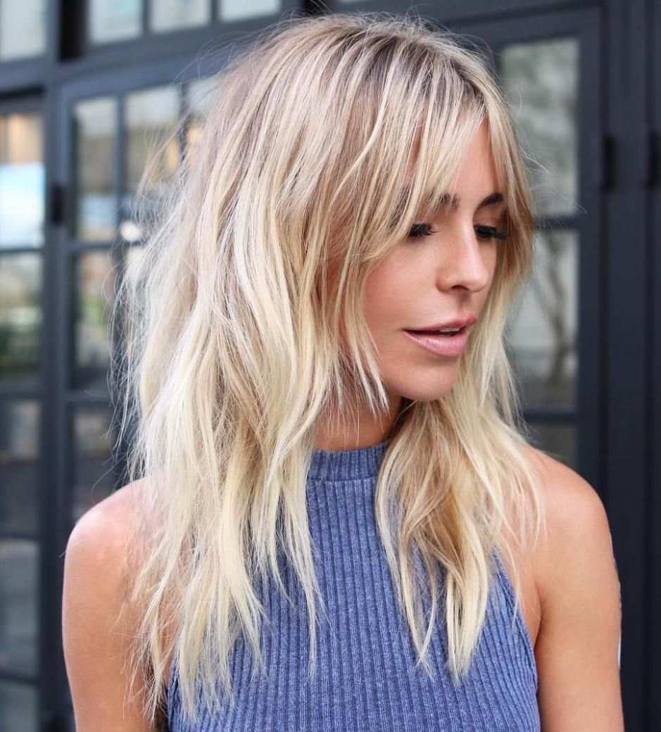 Vrstvený strih Shag Cut Curtain Bangs blond vlasy moderné 2019