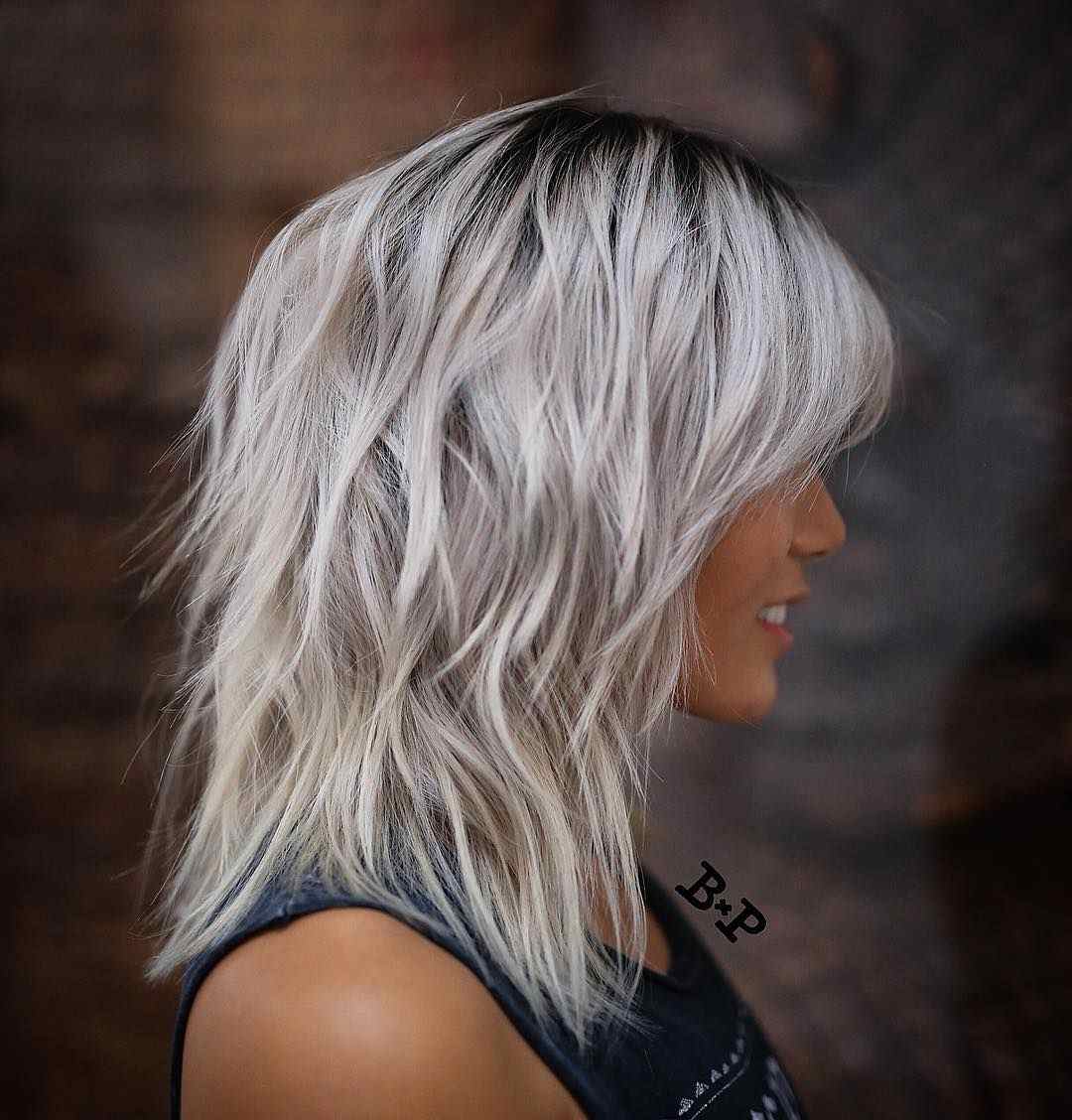 Strieborné blond vlasy vrstvené strih tmavší prístup vrstvené ofinou