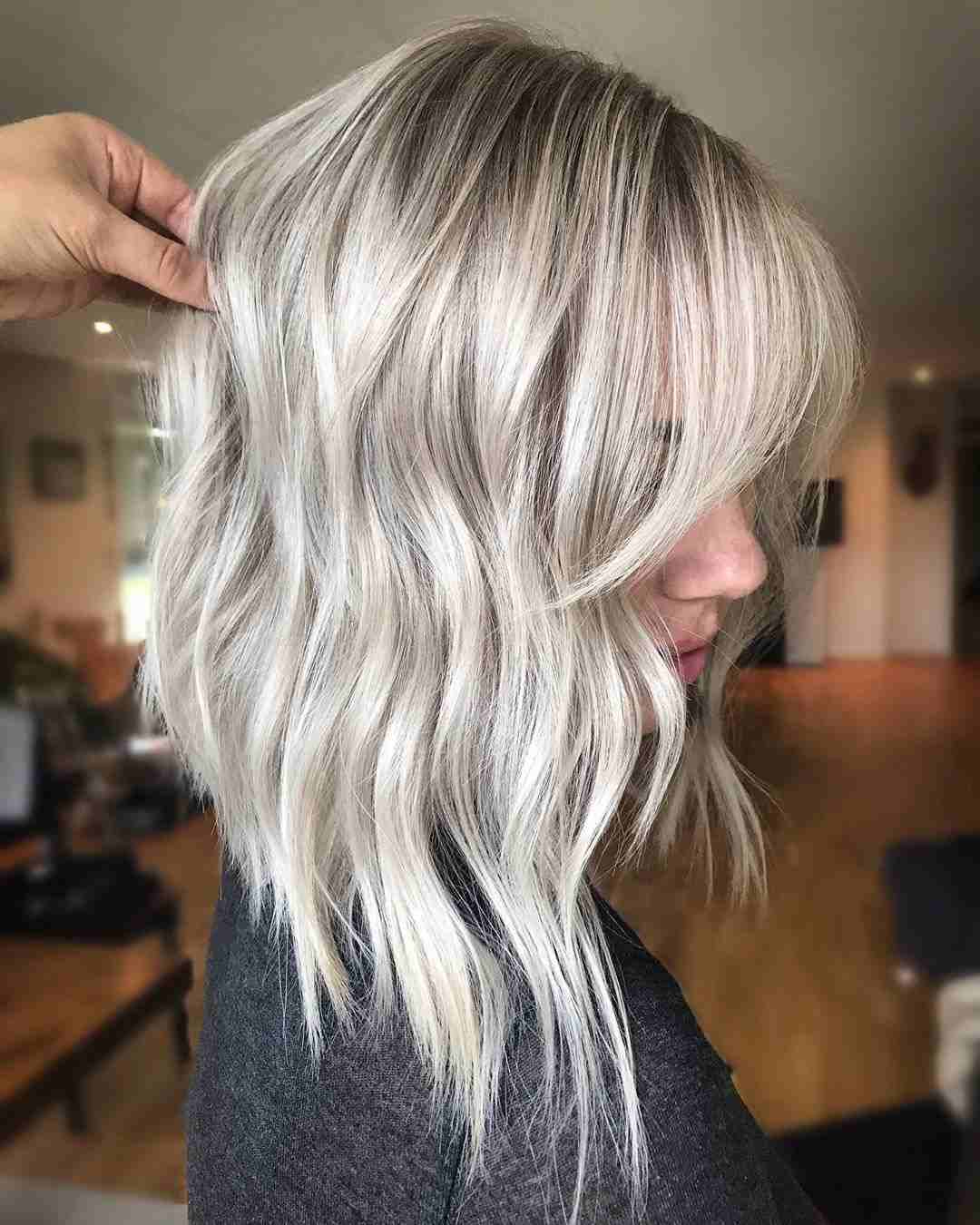 Účes z platinovej blond popolavej blond chlpy s dlhou ofinou
