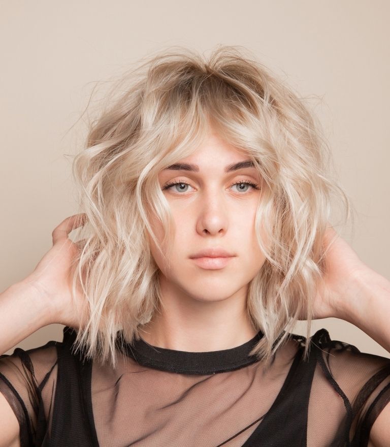 moderný účes stredne dlhé lúčenie blond modré oči
