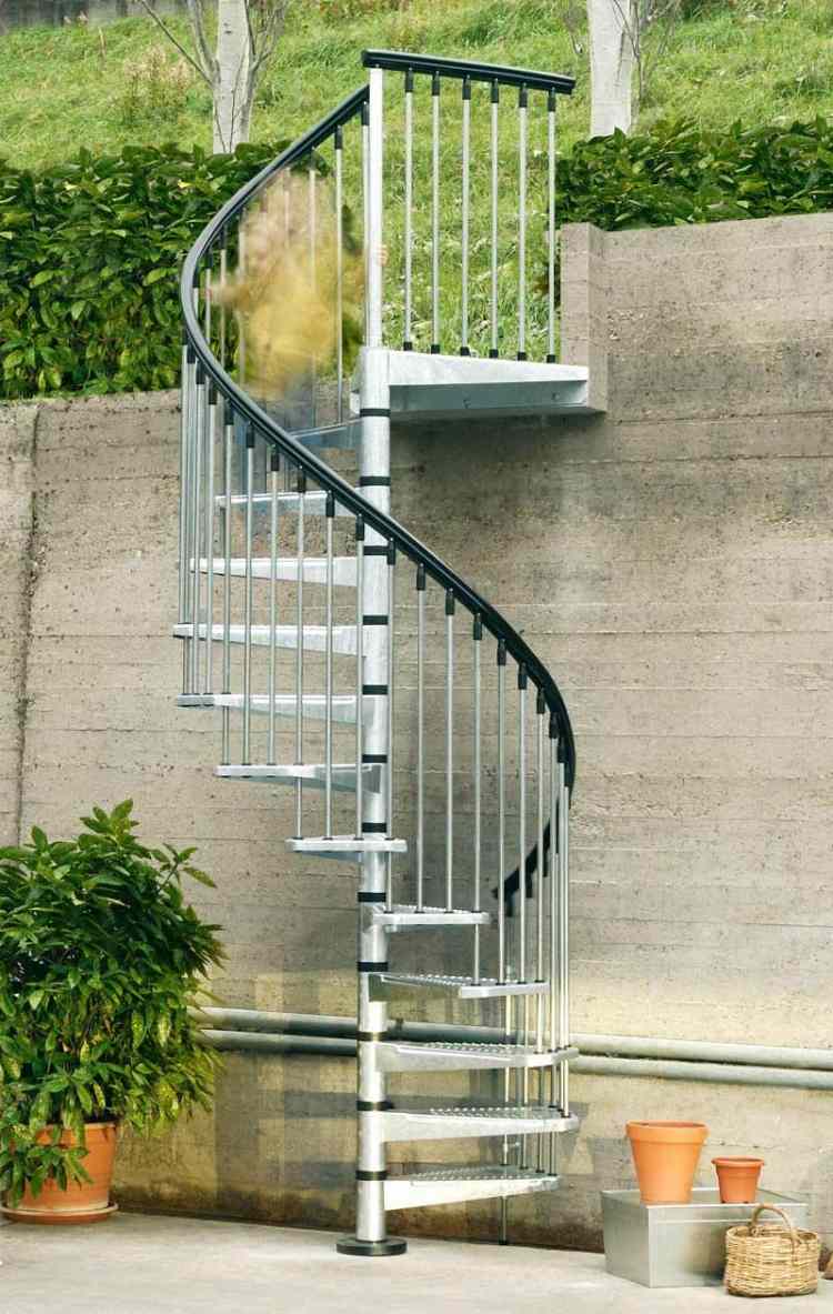 úzke točité schodisko vyrobené z nehrdzavejúcej ocele vo verejných priestoroch oceľové schody-vnútorné-vonkajšie-návrhy-verejný priestor-točité schodisko
